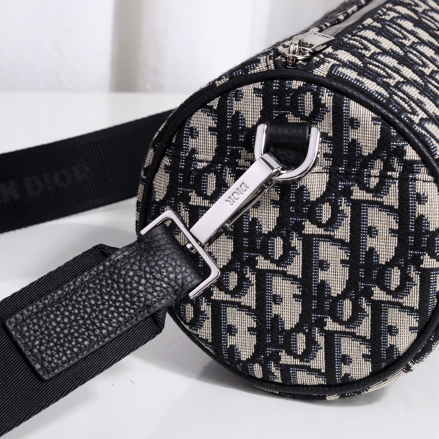 ROLLER MESSENGER BAG