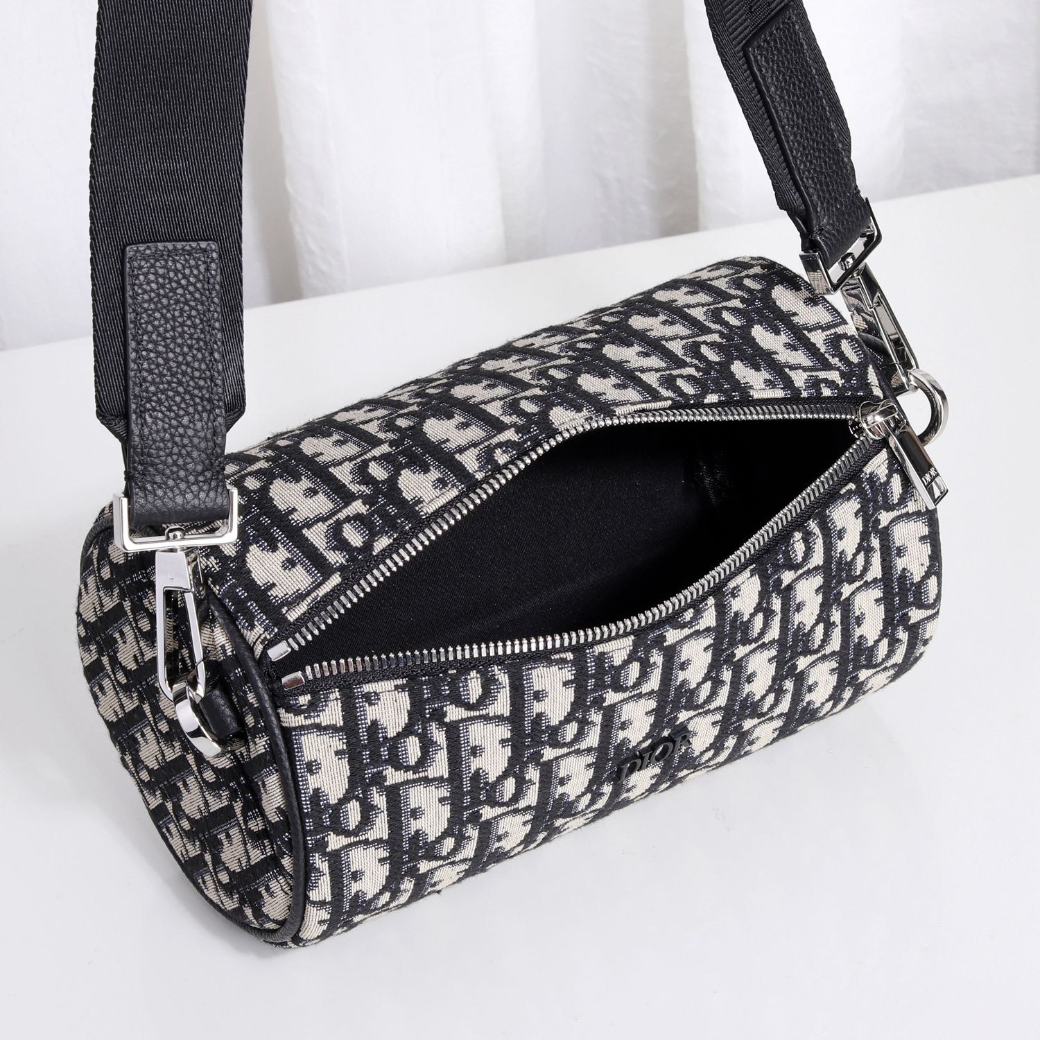 ROLLER MESSENGER BAG