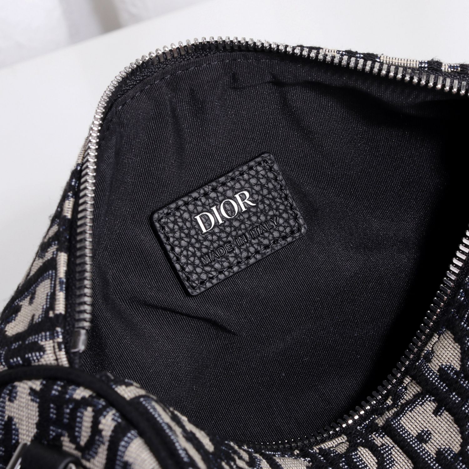ROLLER MESSENGER BAG