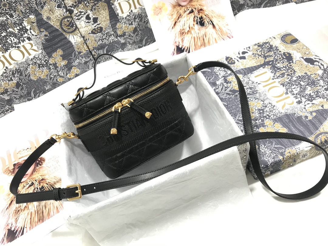small D*ortravel vanity case