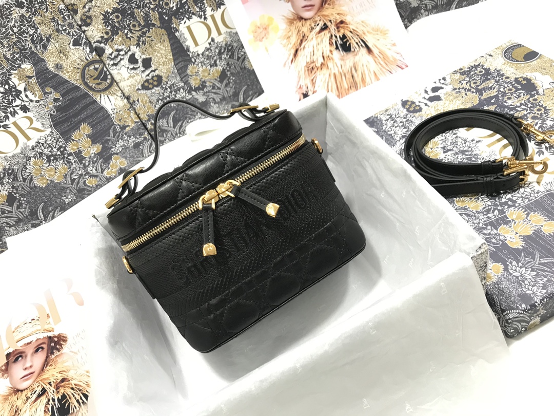 small D*ortravel vanity case