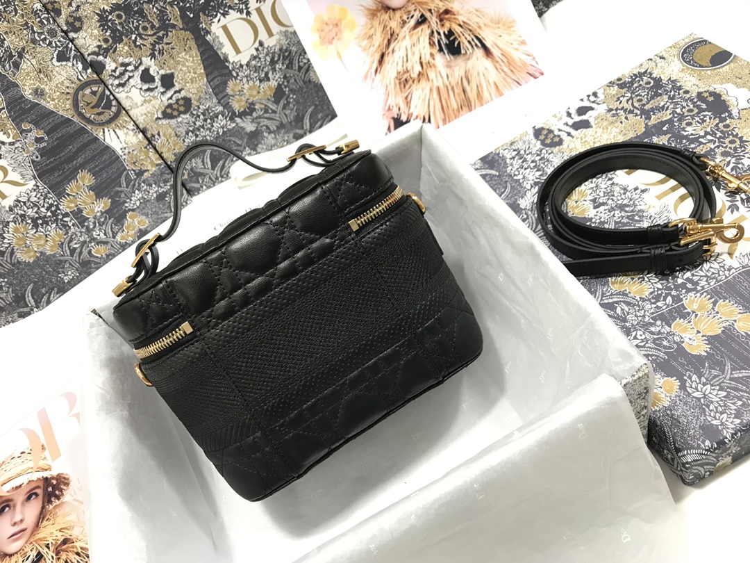 small D*ortravel vanity case