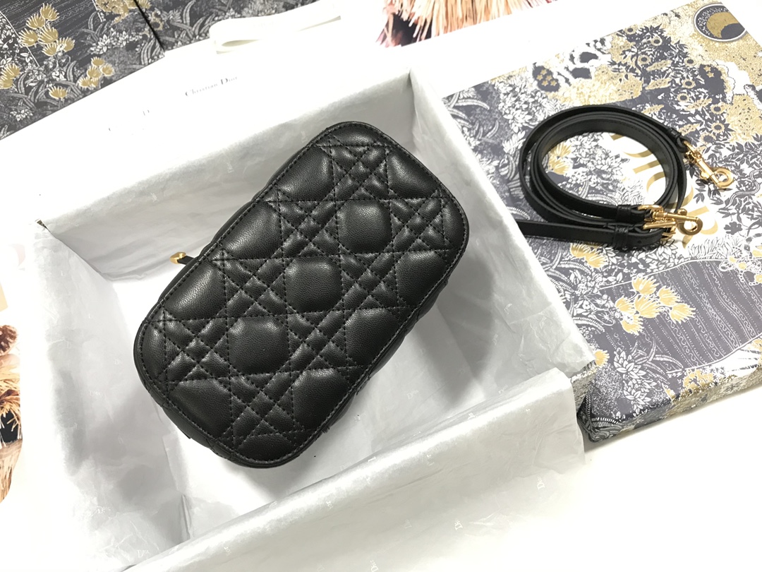 small D*ortravel vanity case