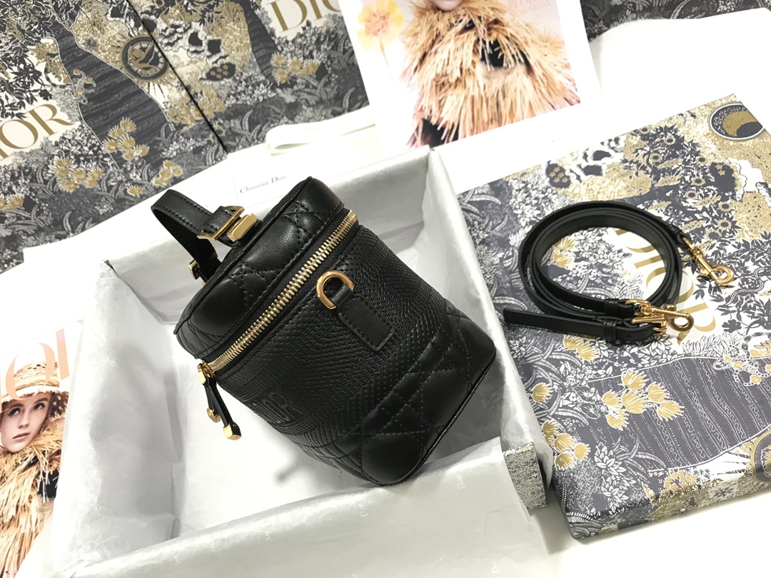 small D*ortravel vanity case