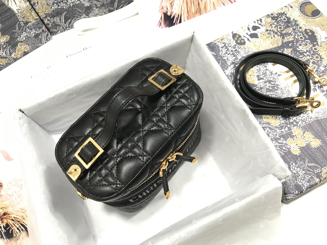 small D*ortravel vanity case