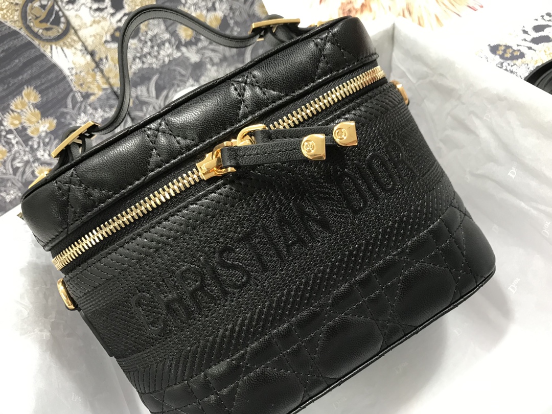 small D*ortravel vanity case
