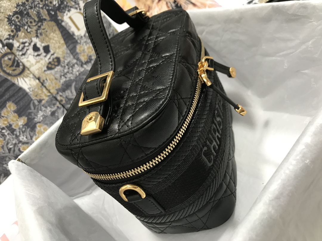 small D*ortravel vanity case