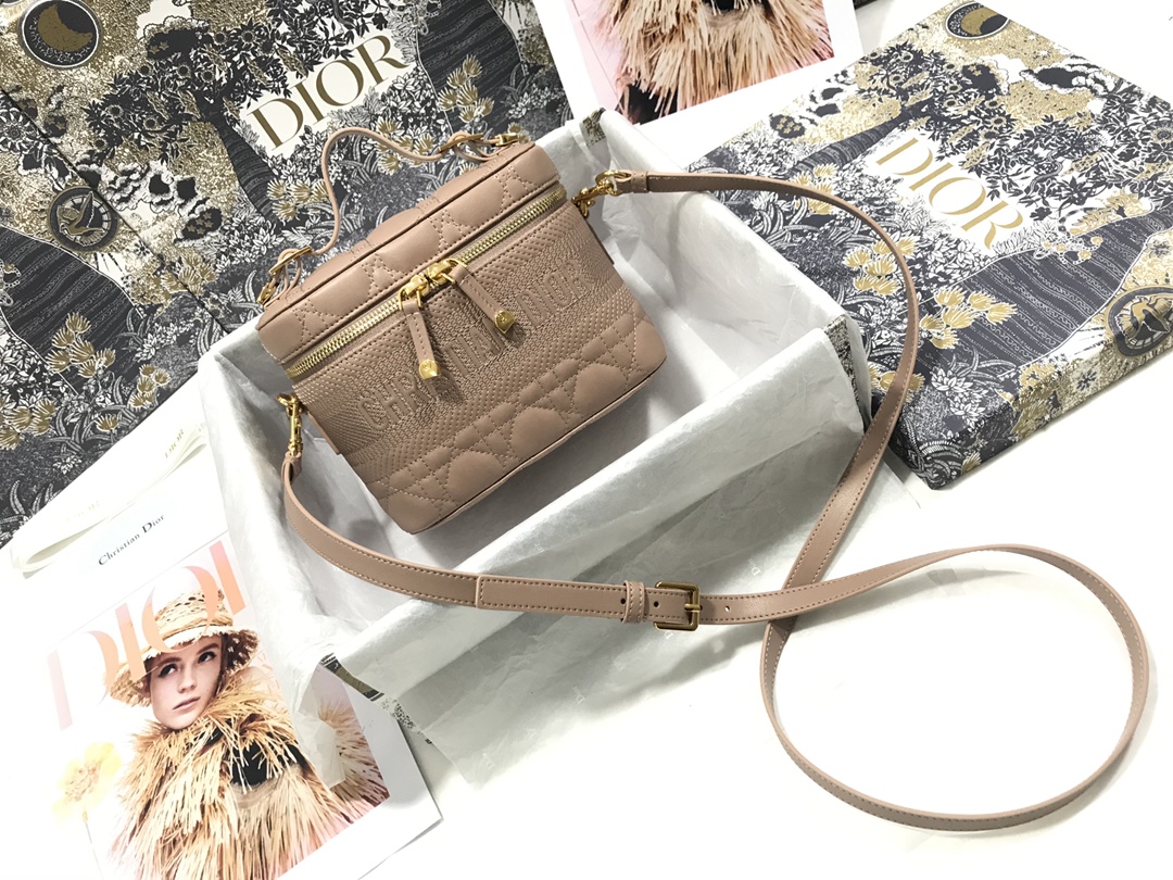 small D*ortravel vanity case