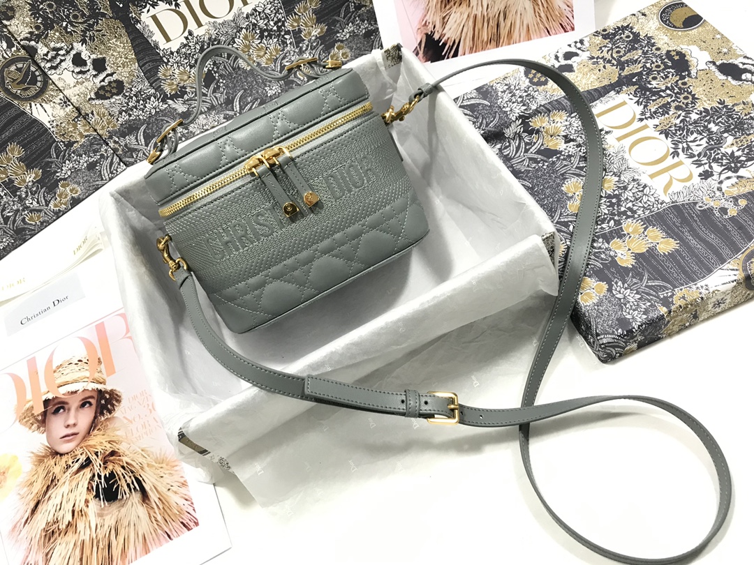 small D*ortravel vanity case