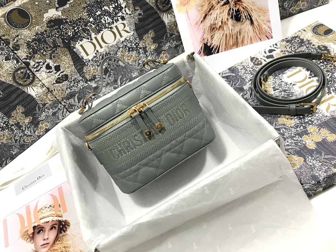 small D*ortravel vanity case
