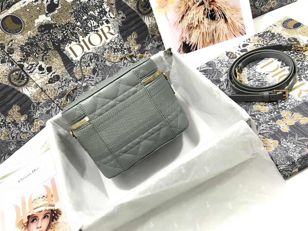 small D*ortravel vanity case