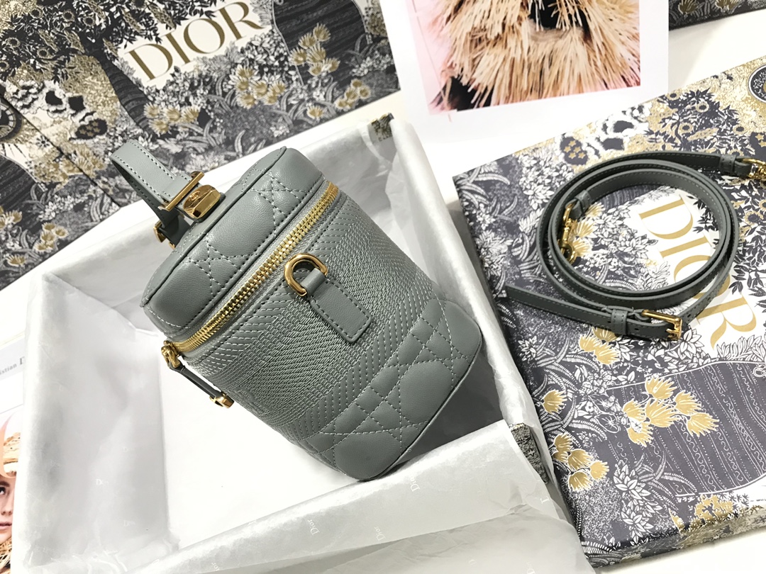 small D*ortravel vanity case