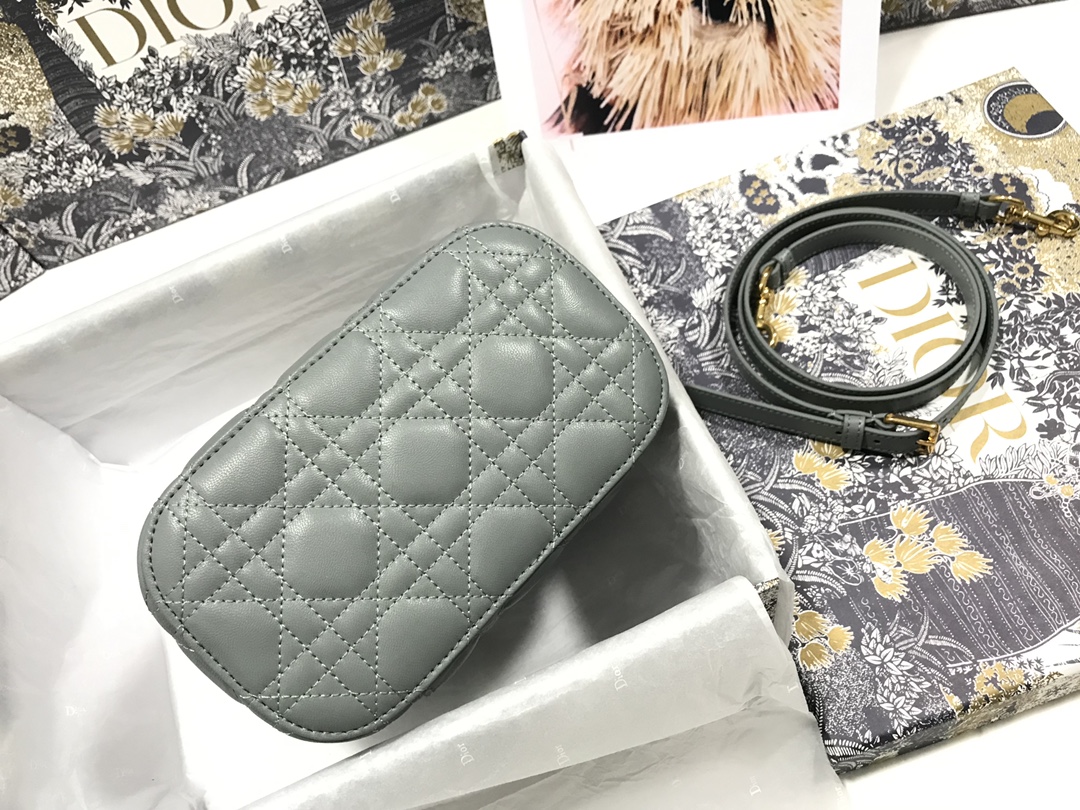 small D*ortravel vanity case