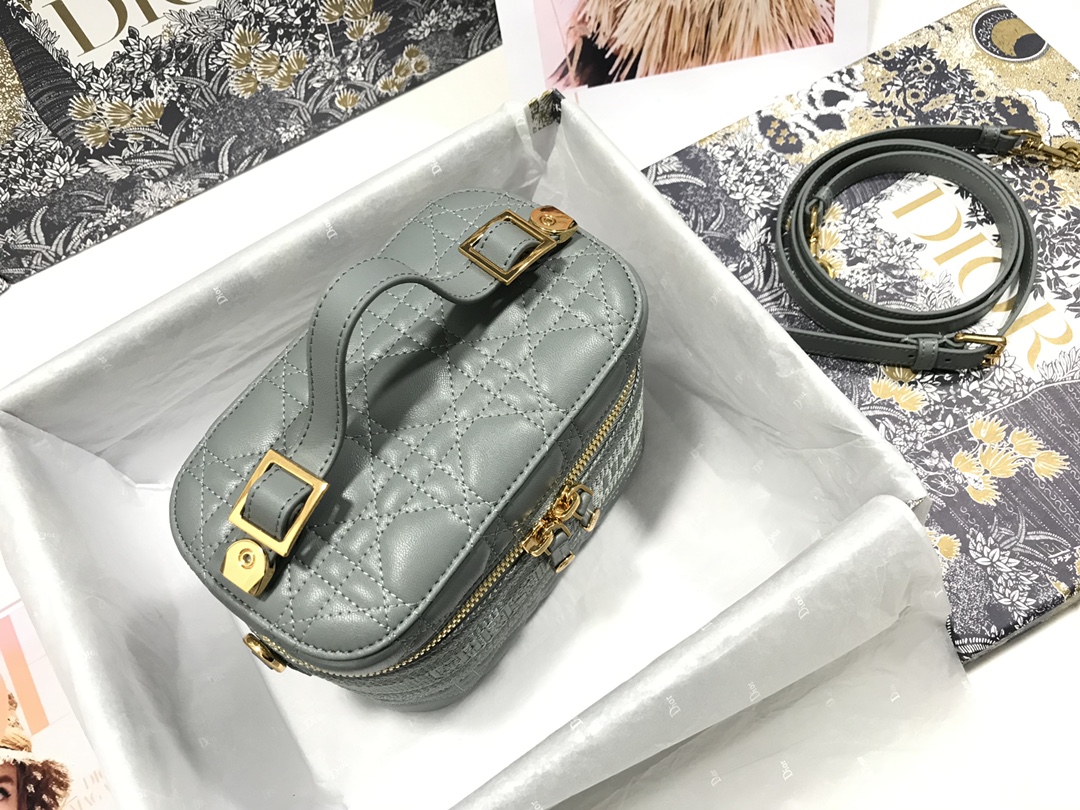 small D*ortravel vanity case