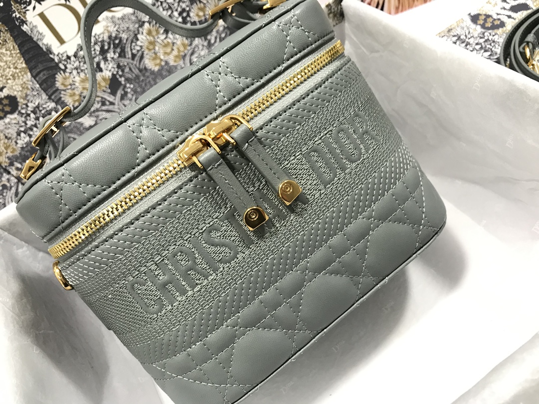 small D*ortravel vanity case