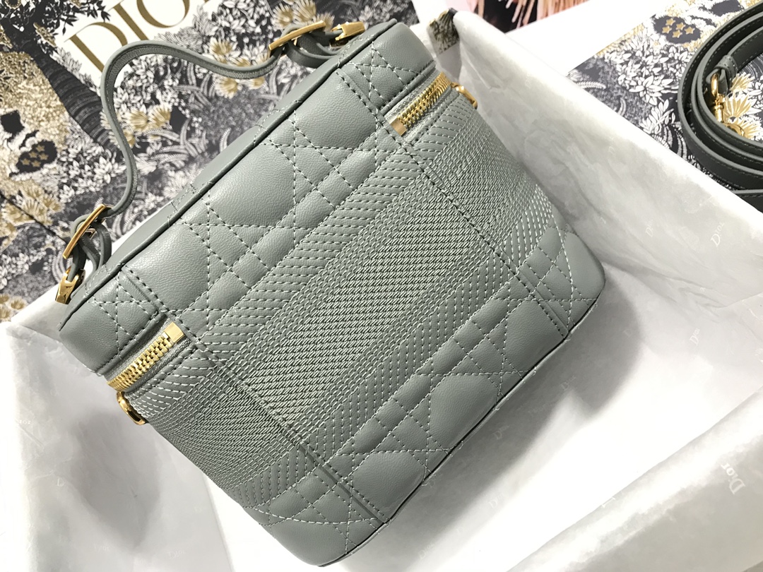 small D*ortravel vanity case
