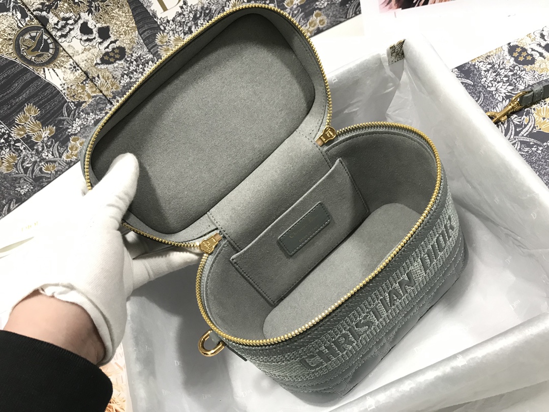small D*ortravel vanity case