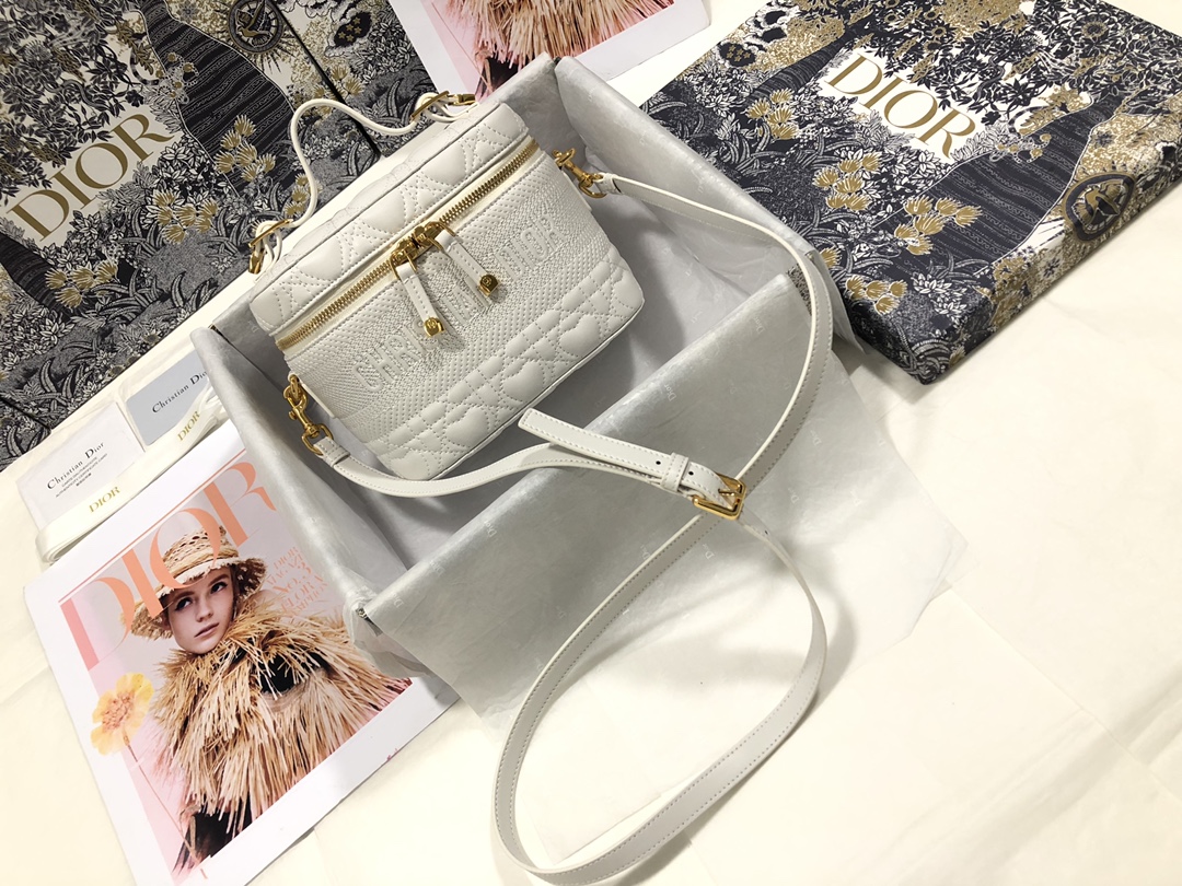 small D*ortravel vanity case