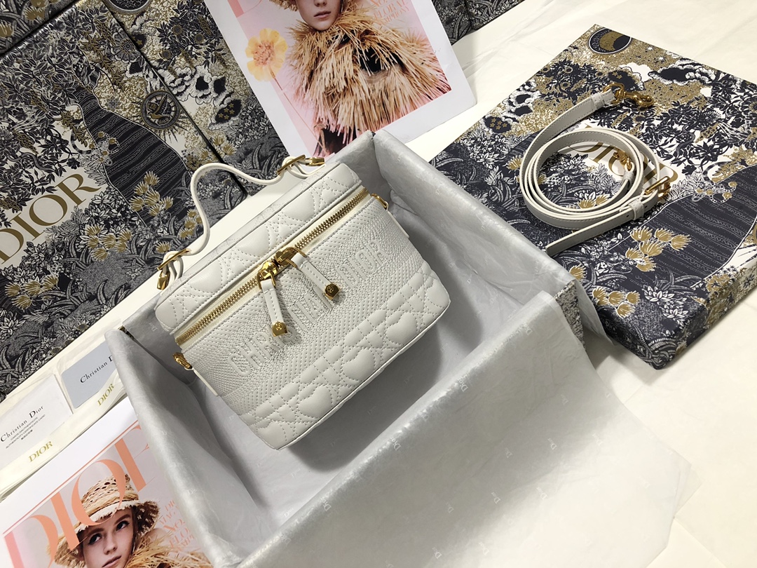 small D*ortravel vanity case