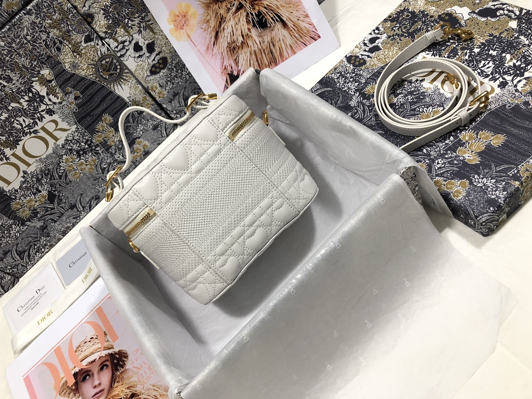 small D*ortravel vanity case