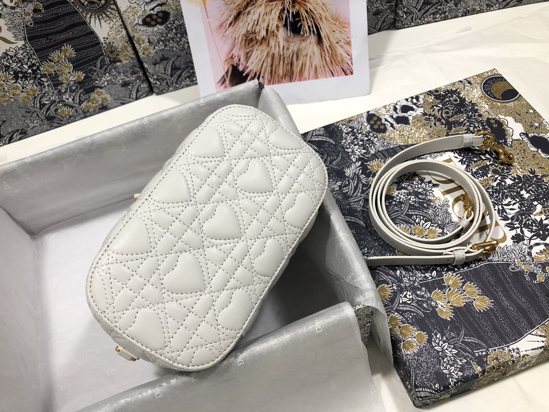 small D*ortravel vanity case