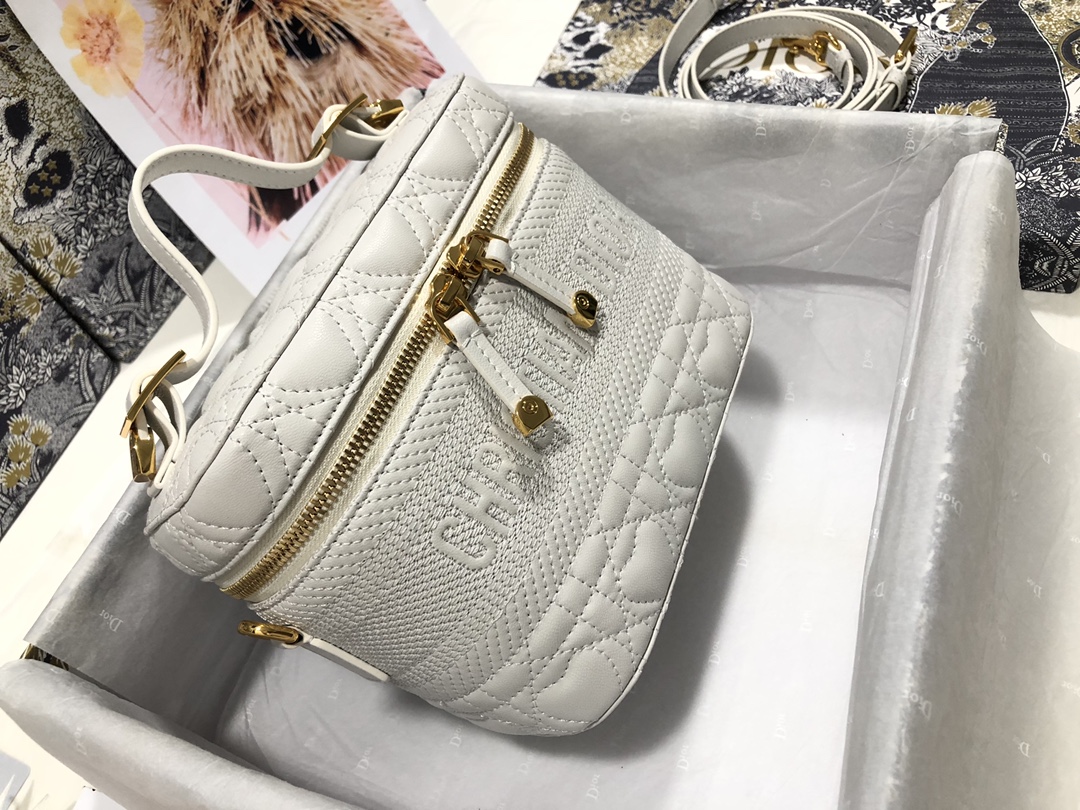 small D*ortravel vanity case
