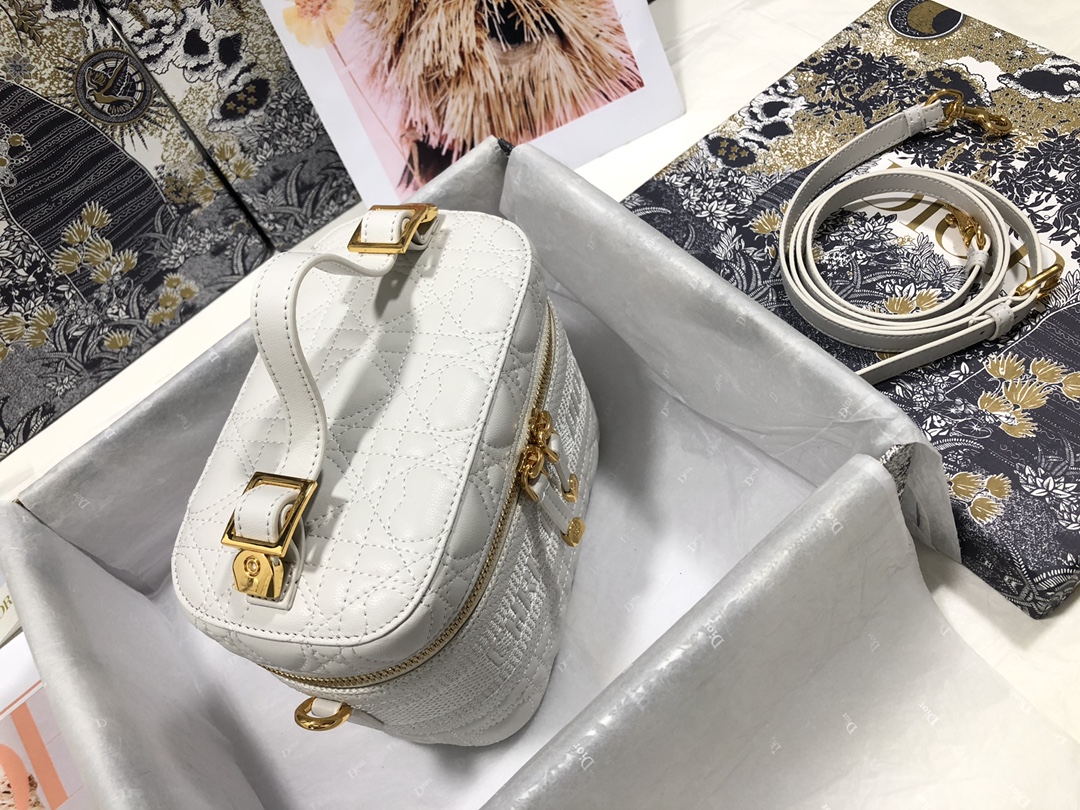 small D*ortravel vanity case