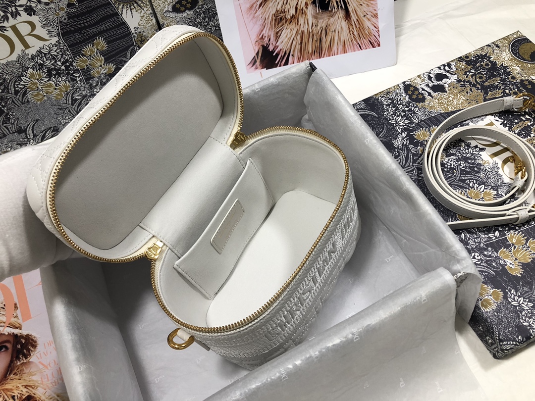 small D*ortravel vanity case