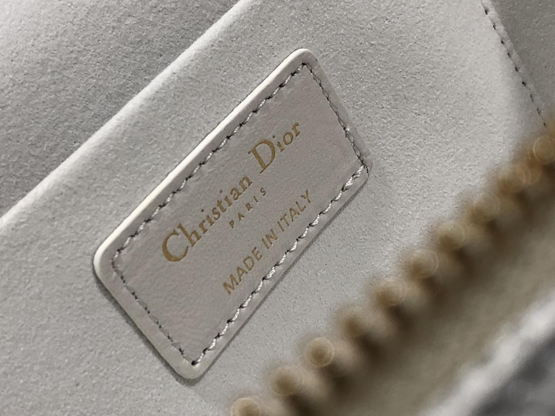 small D*ortravel vanity case