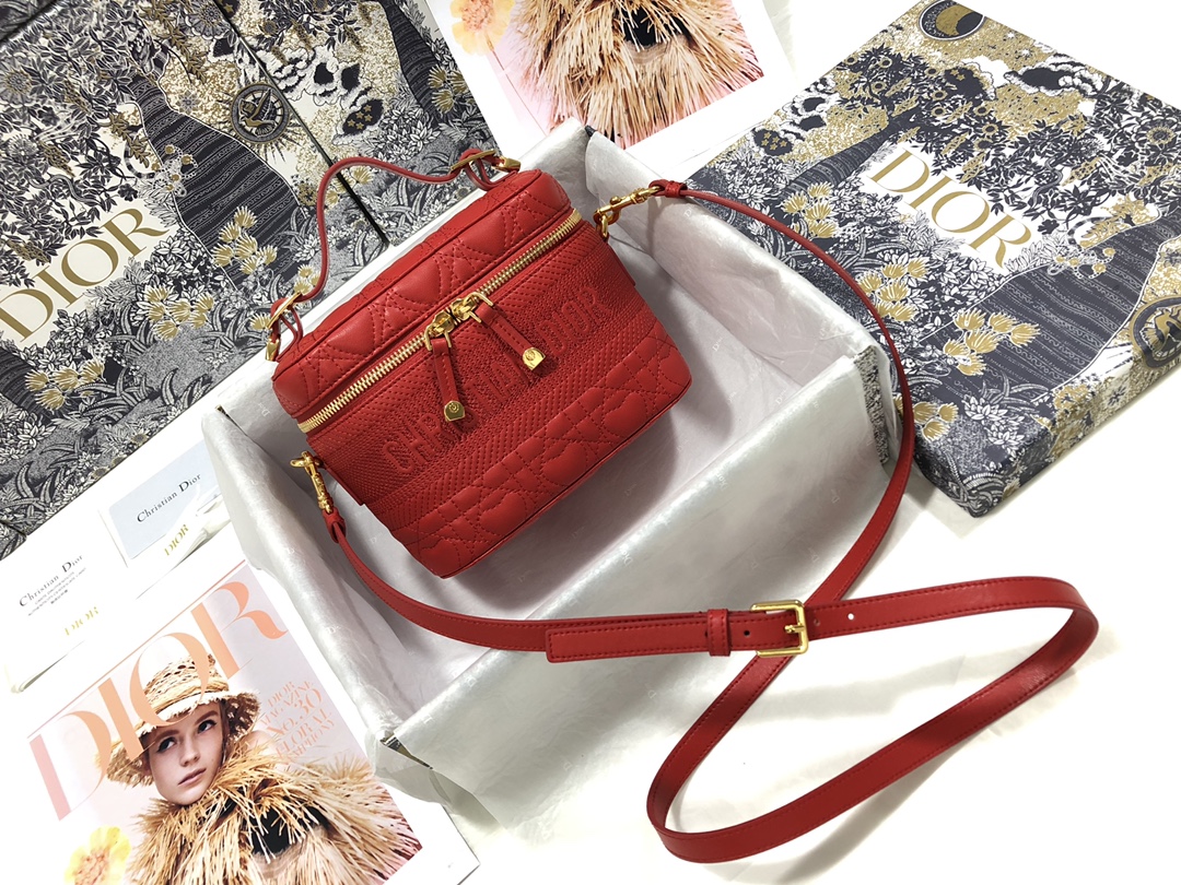 small D*ortravel vanity case