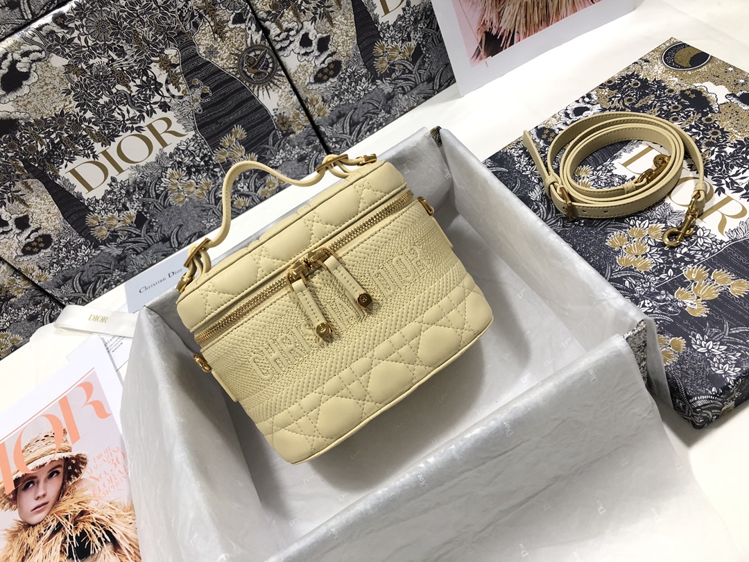 small D*ortravel vanity case