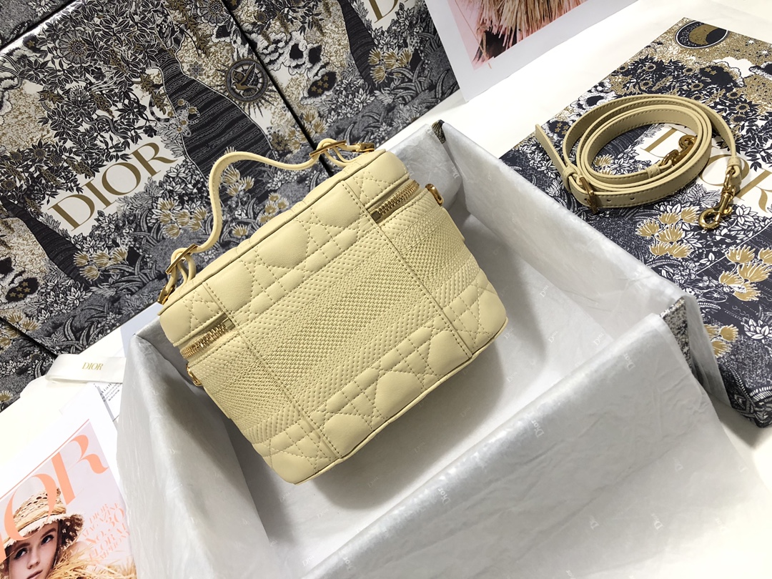 small D*ortravel vanity case