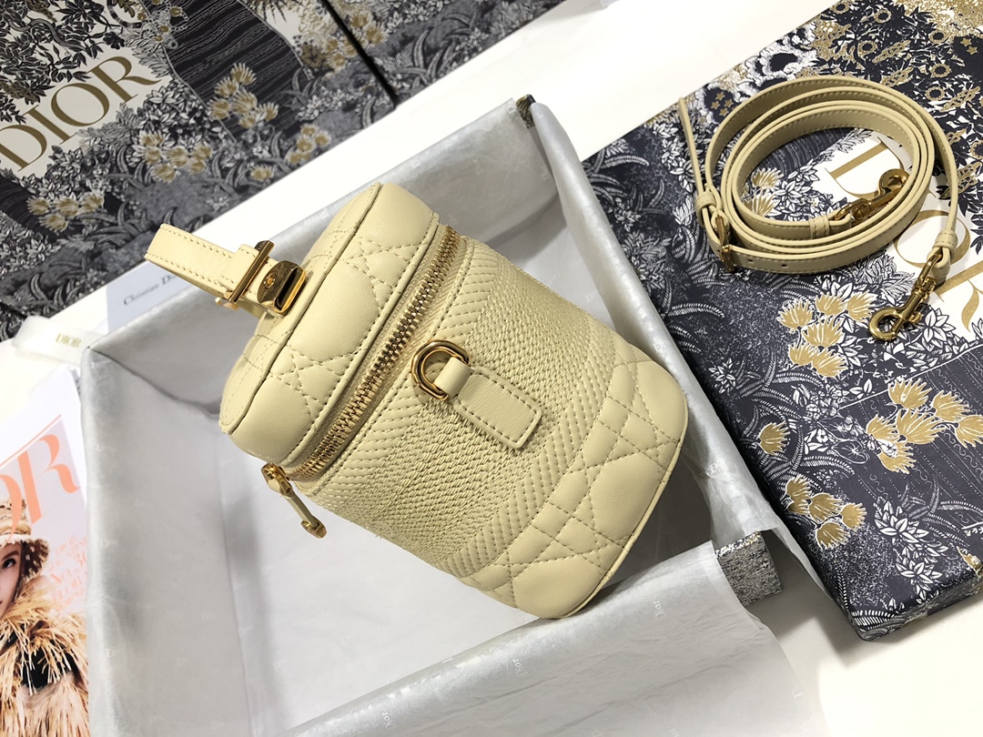 small D*ortravel vanity case