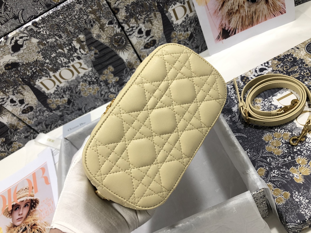 small D*ortravel vanity case