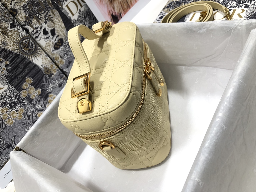 small D*ortravel vanity case