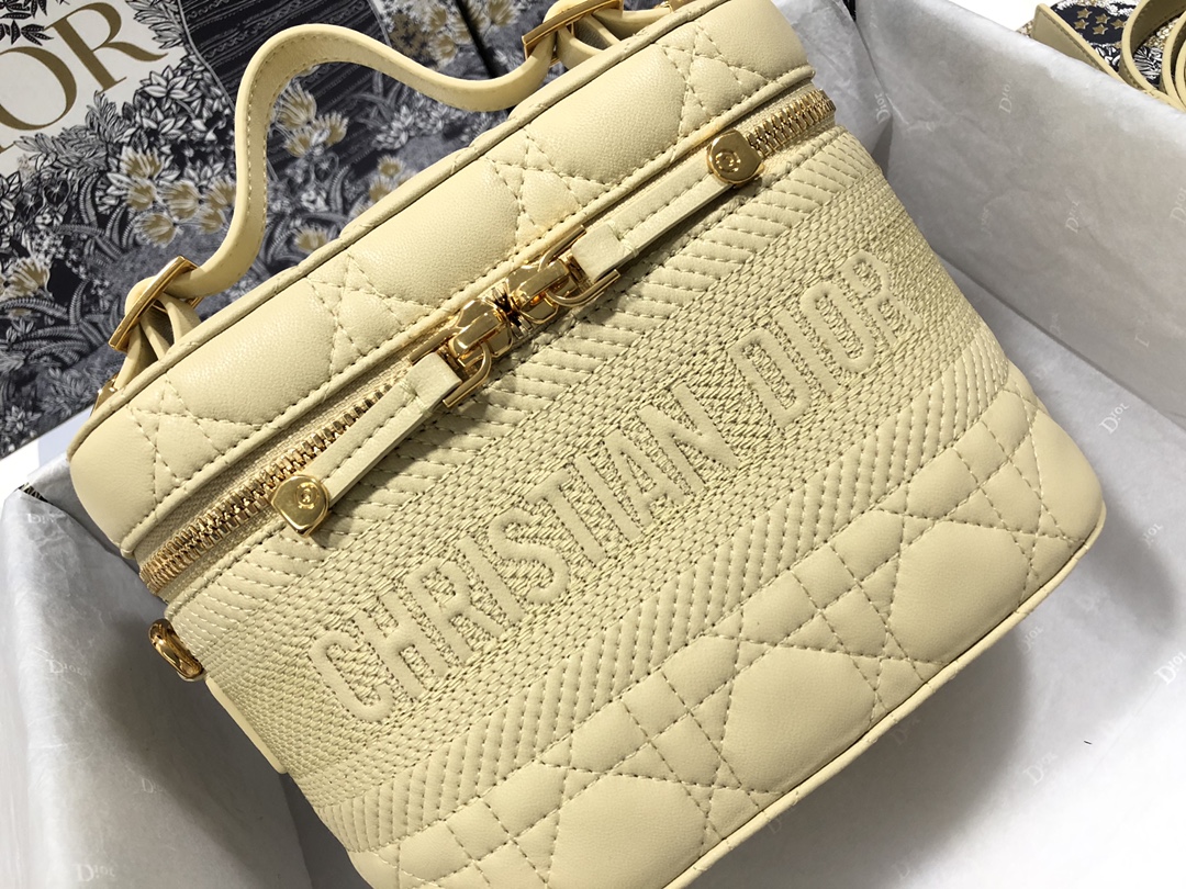 small D*ortravel vanity case