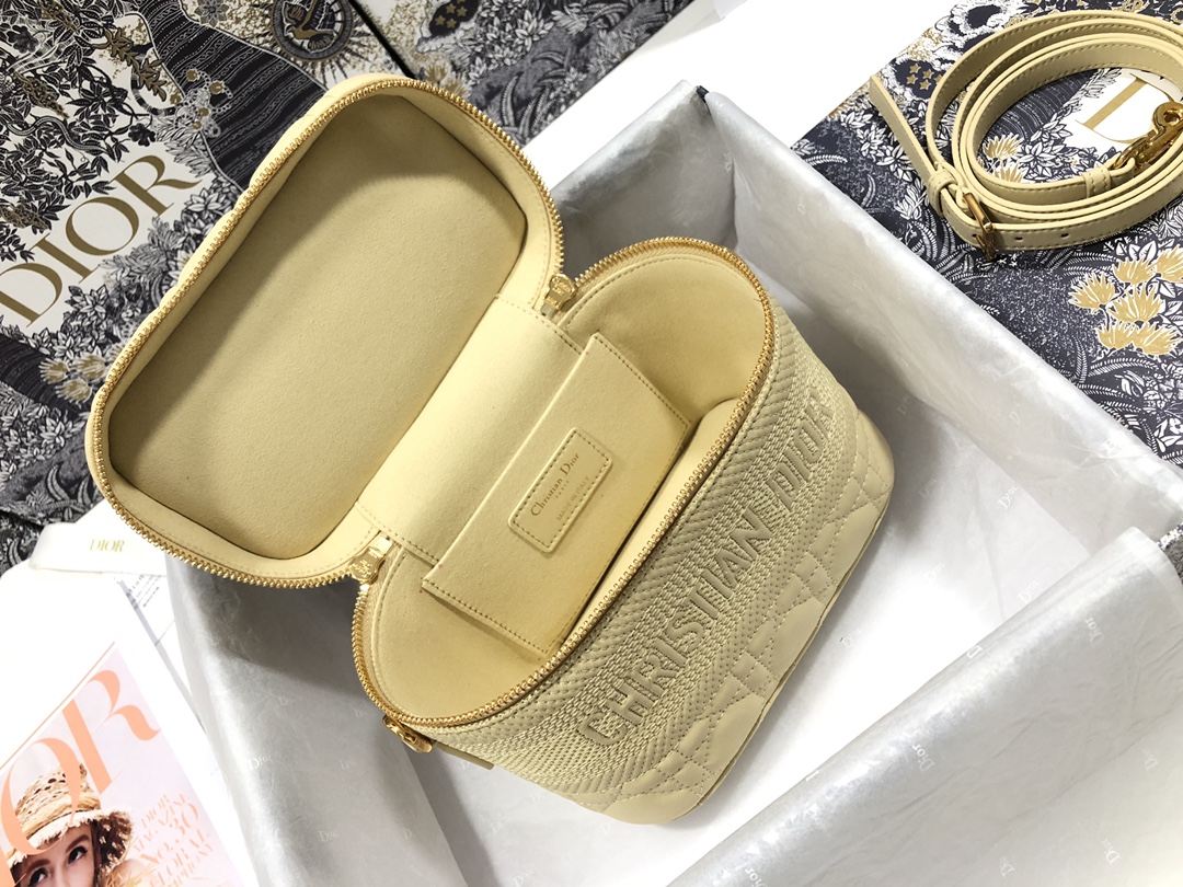 small D*ortravel vanity case