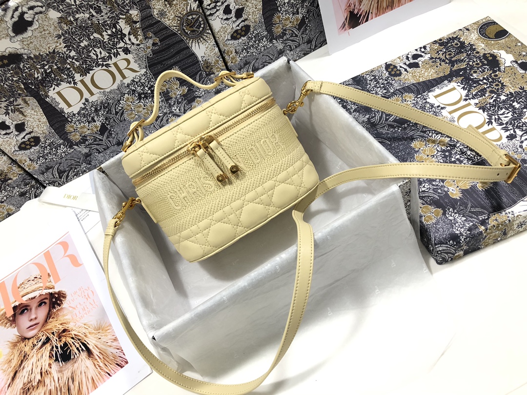 small D*ortravel vanity case