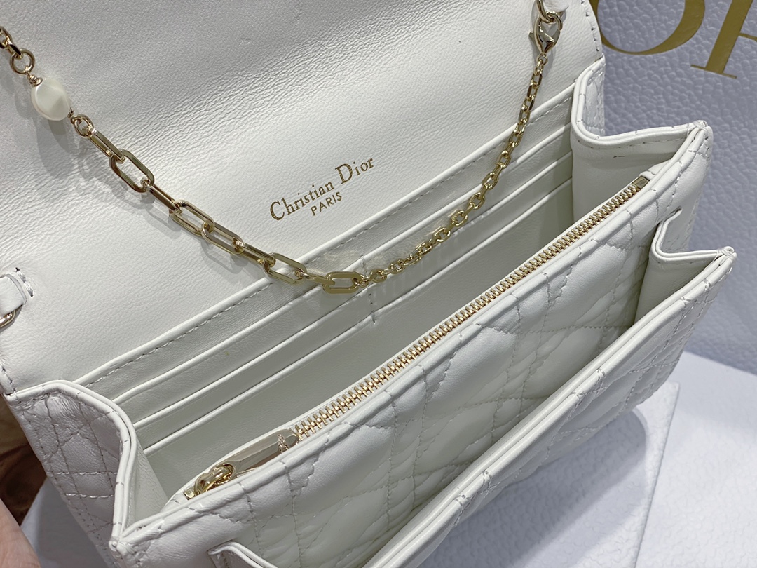 lady D*or chain pouch