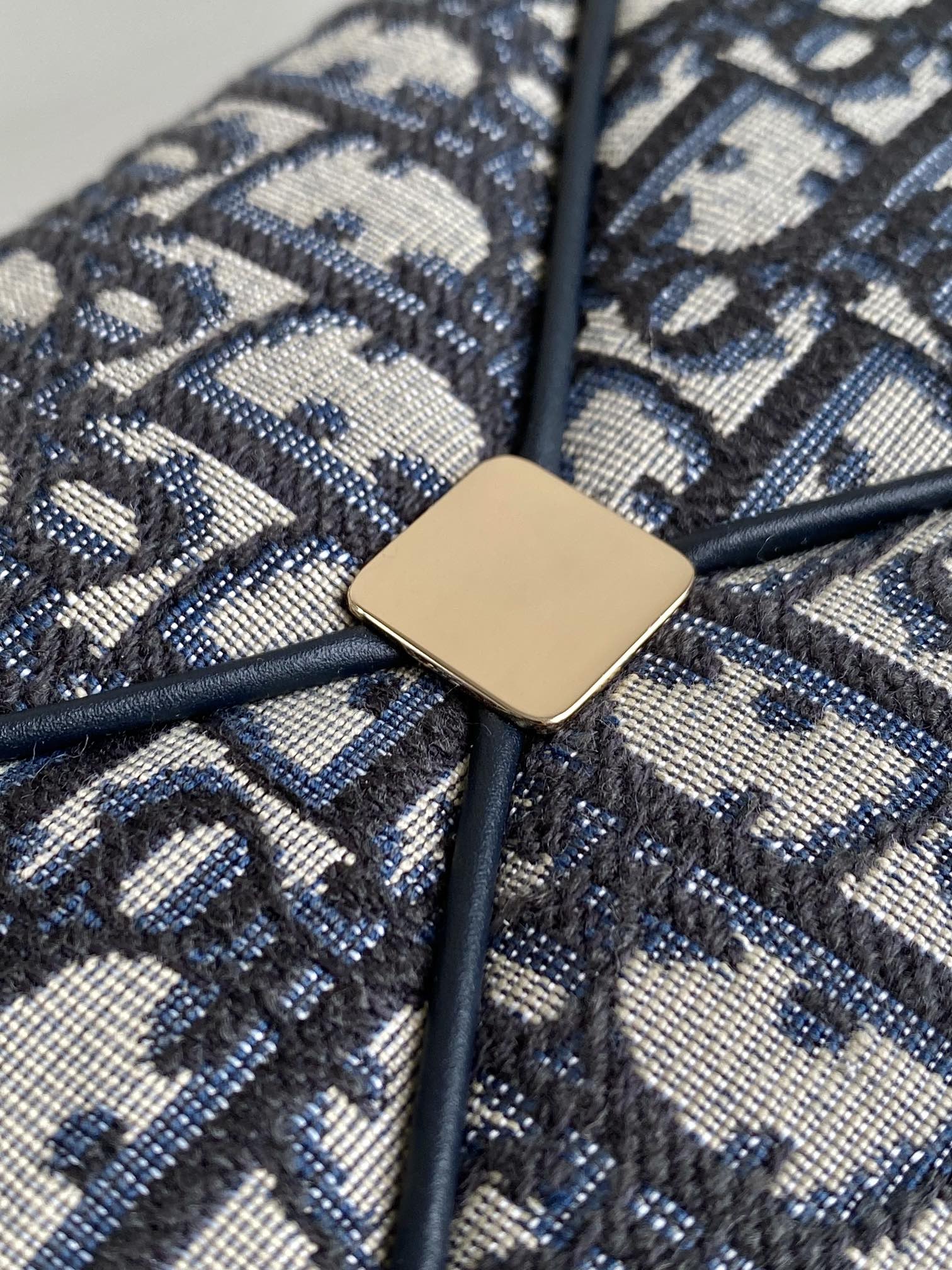 small D*or key bag