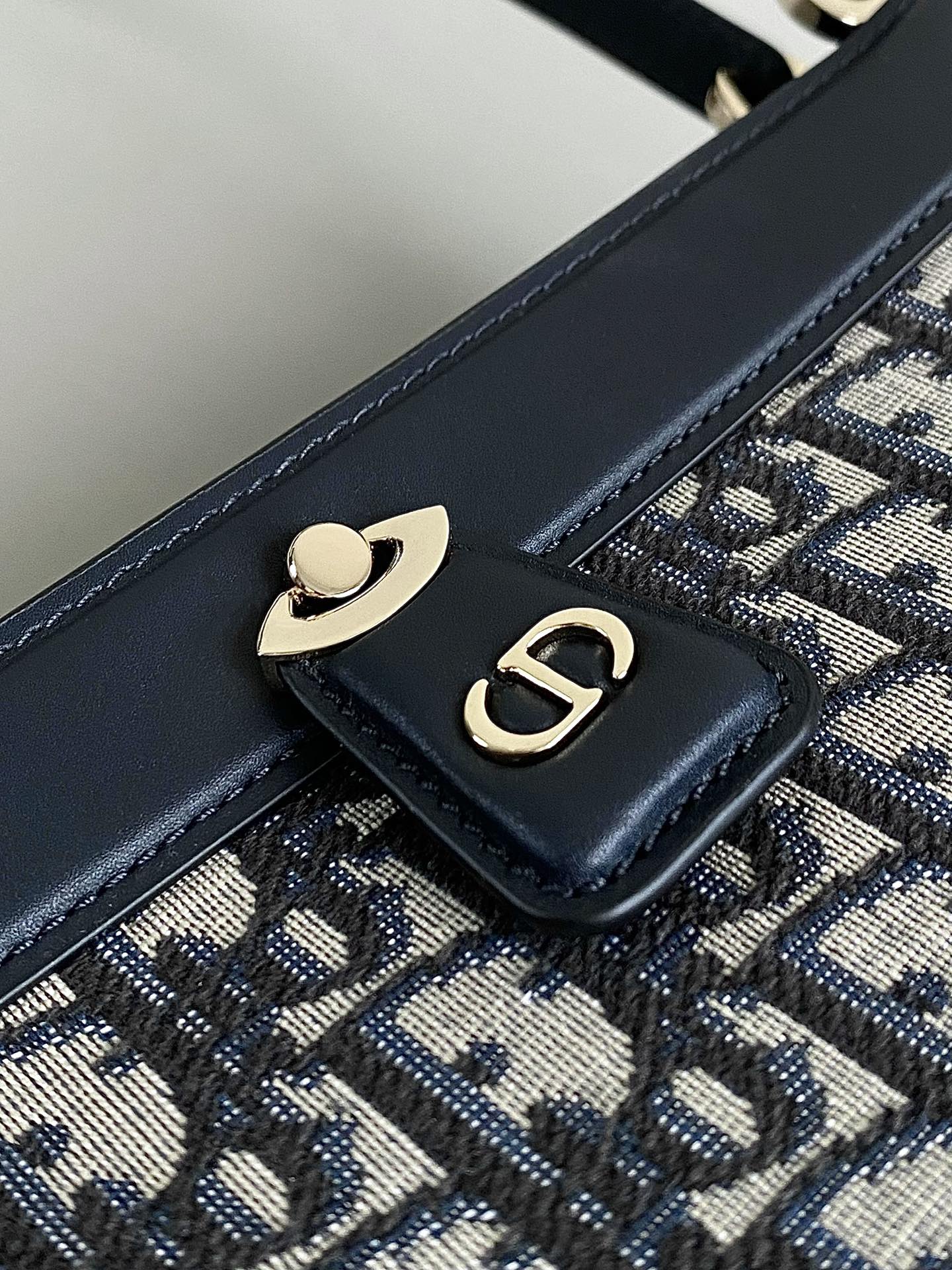 medium D*or key bag