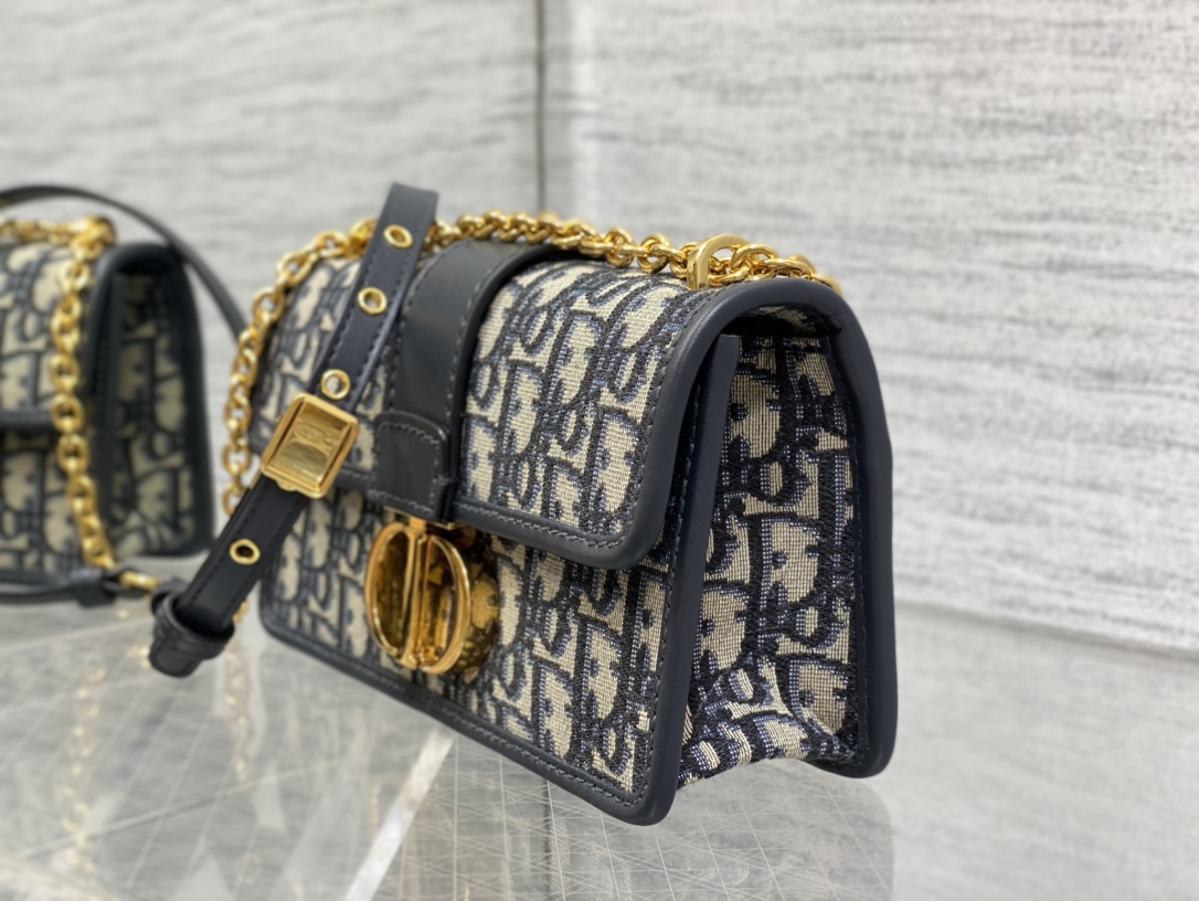 30 MONTAIGNE EAST-WEST BAG WITH CHAIN