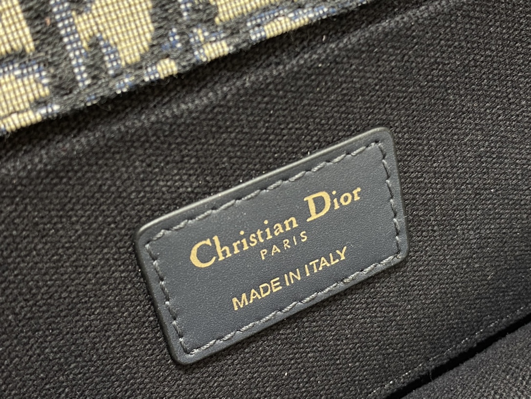 30 MONTAIGNE EAST-WEST BAG WITH CHAIN