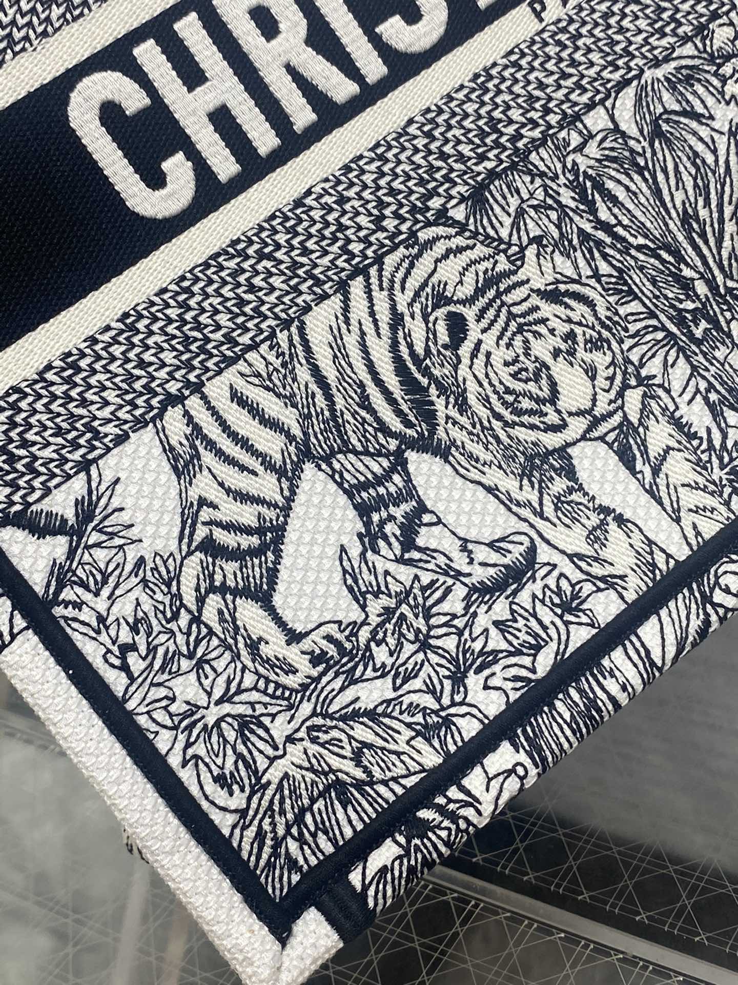 medium D*or book tote