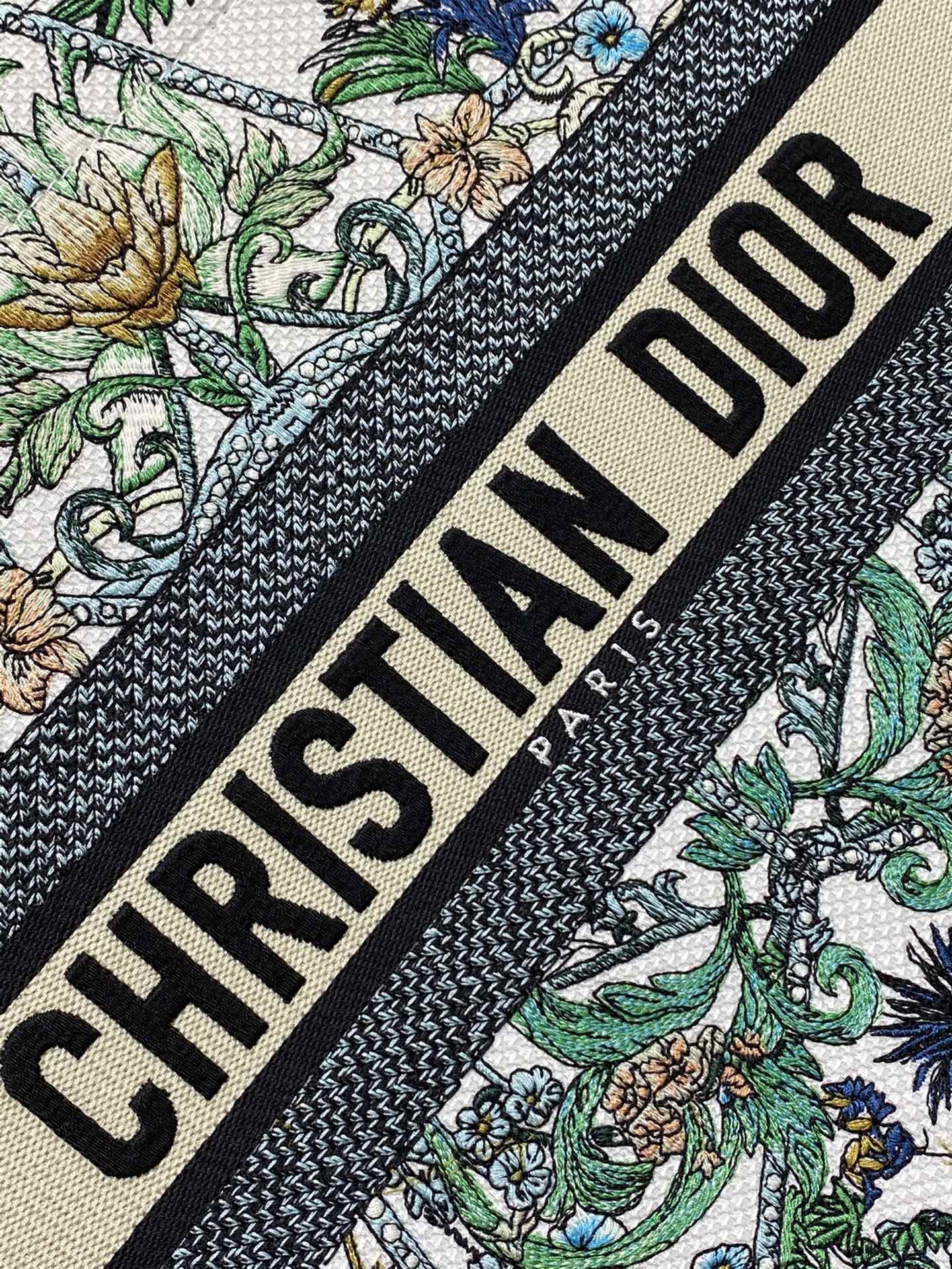 medium D*or book tote
