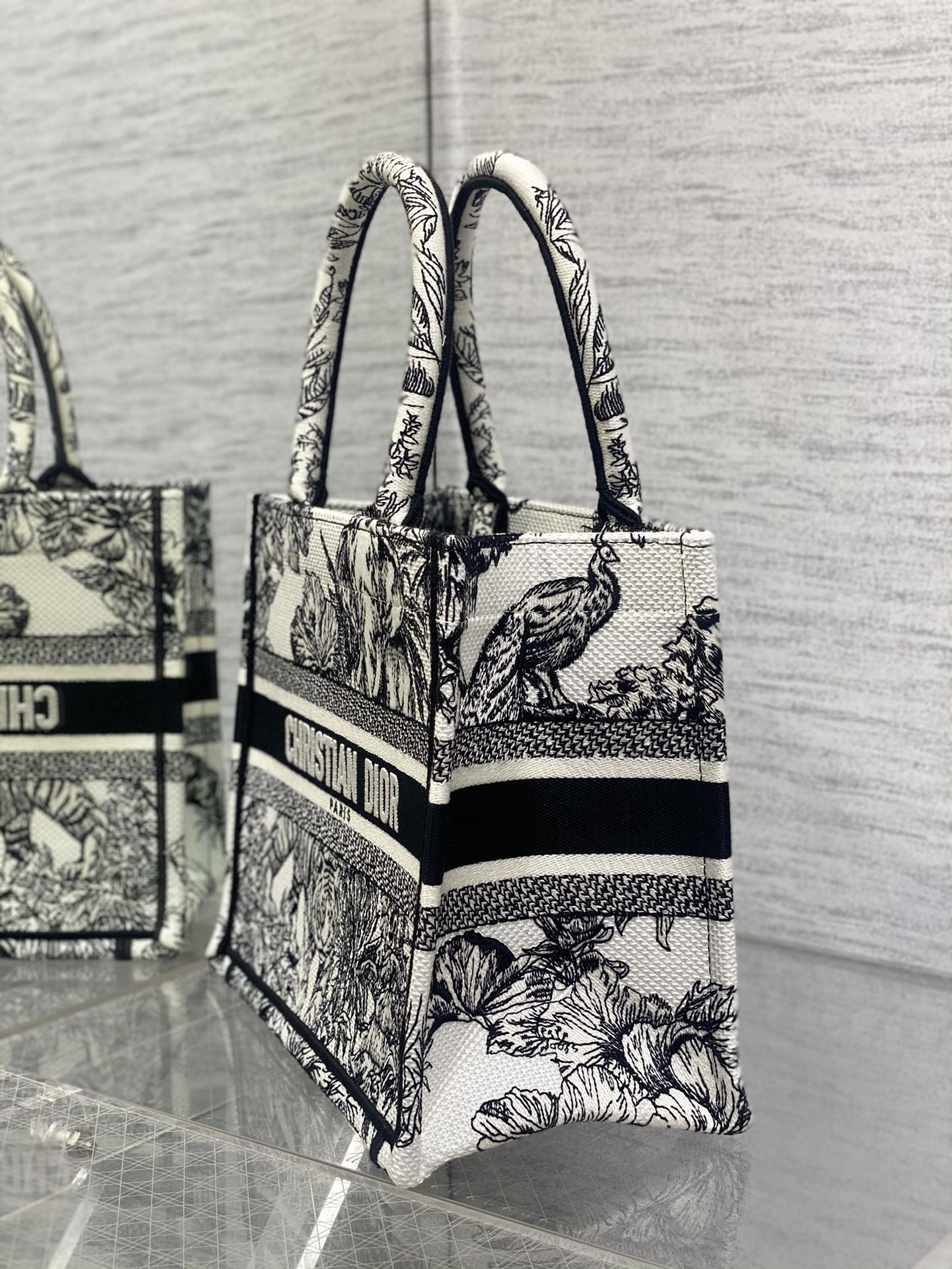 small D*or book tote
