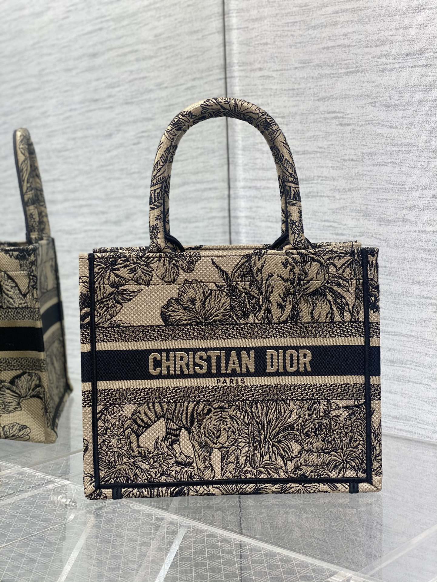small D*or book tote