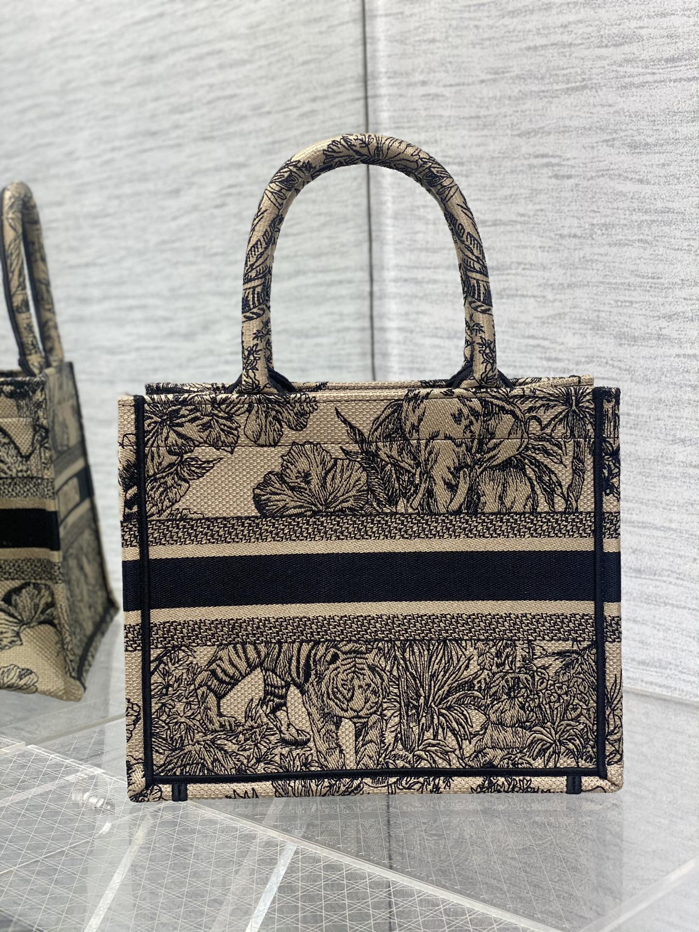 small D*or book tote
