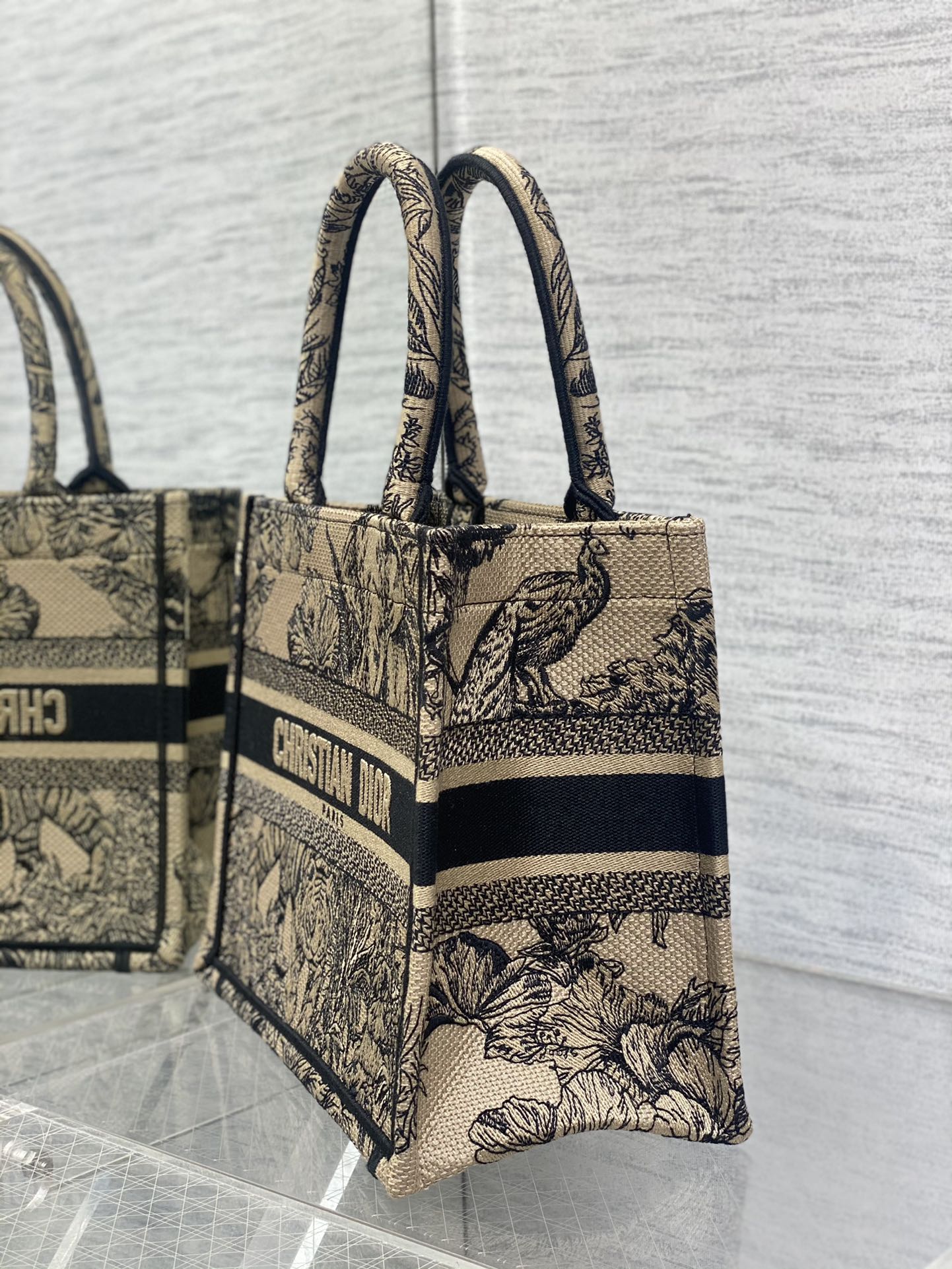 small D*or book tote