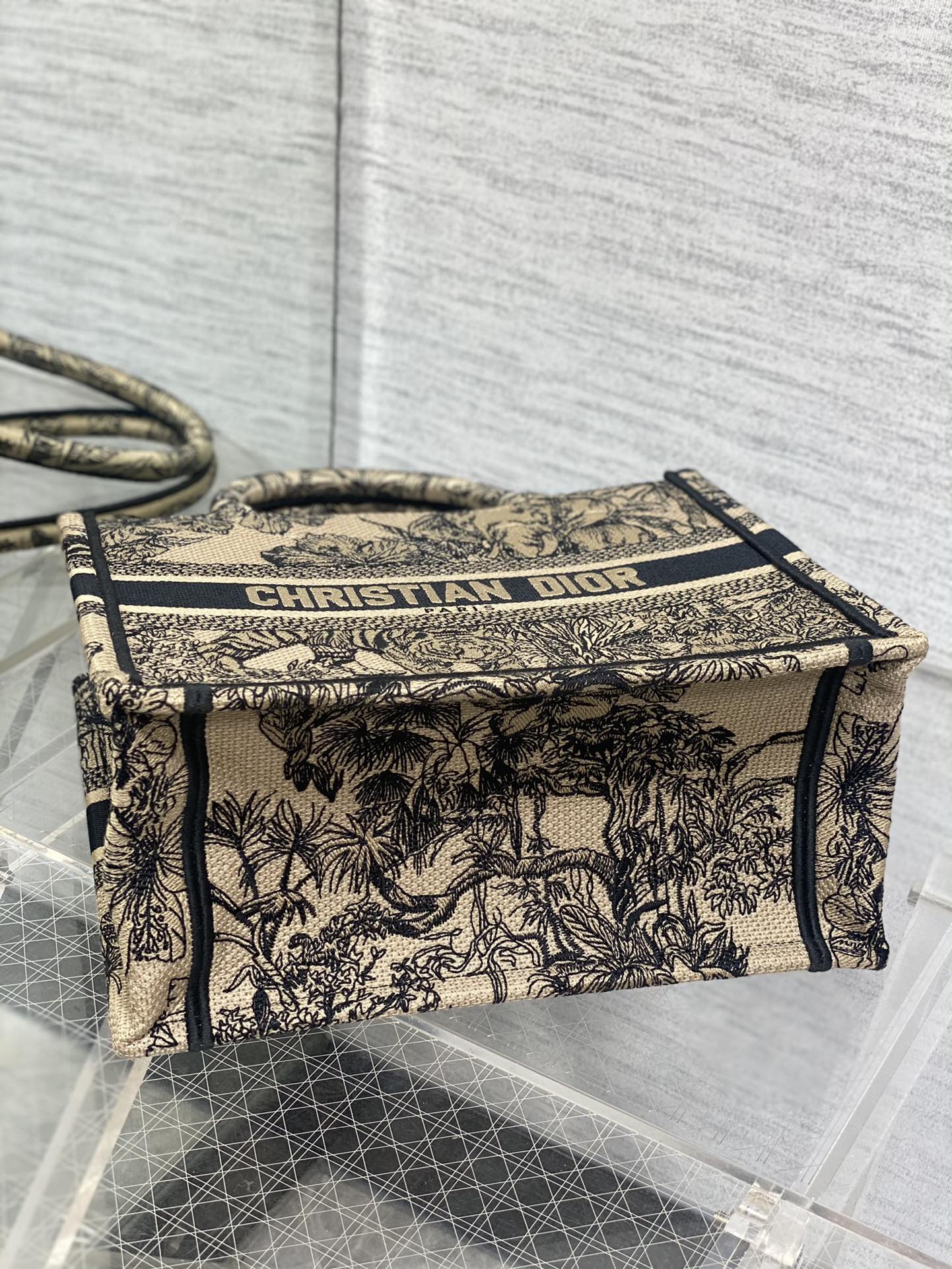 small D*or book tote
